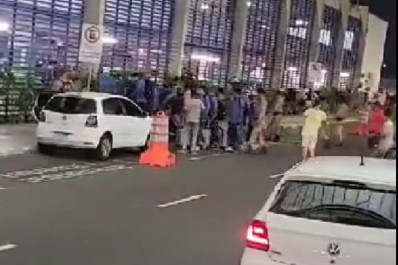 Desembarque do Bahia tem disparos de bala de borracha e protesto da torcida