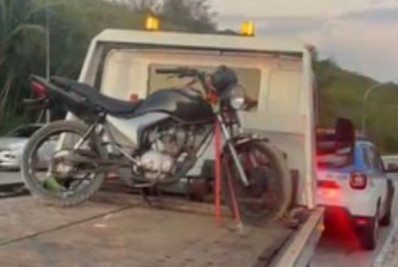 Homem é detido com moto furtada equipada com dispositivo antirradar em Arraial do Cabo