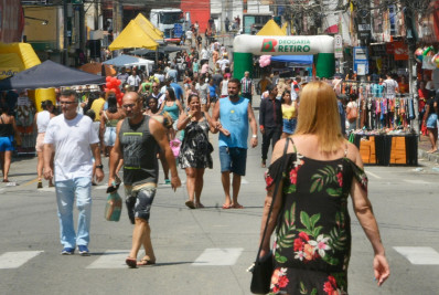 Rua de Compras de Natal no Retiro reúne milhares de pessoas no domingo