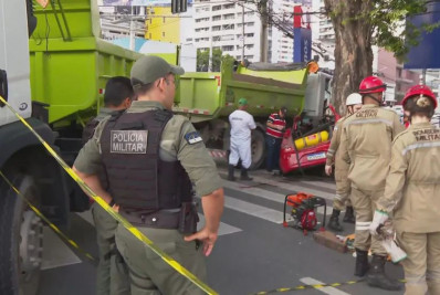 Acidente entre carro e caminhão deixa dois mortos em Recife