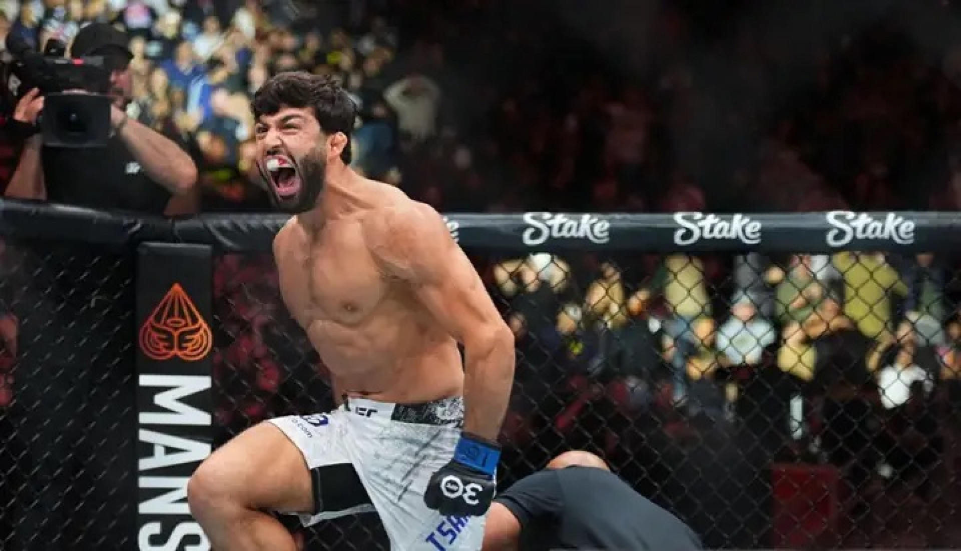 Arman Tsarukyan precisou de apenas 64 segundos para nocautear Dariush no UFC Austin -  (Foto: Reprodução/UFC)