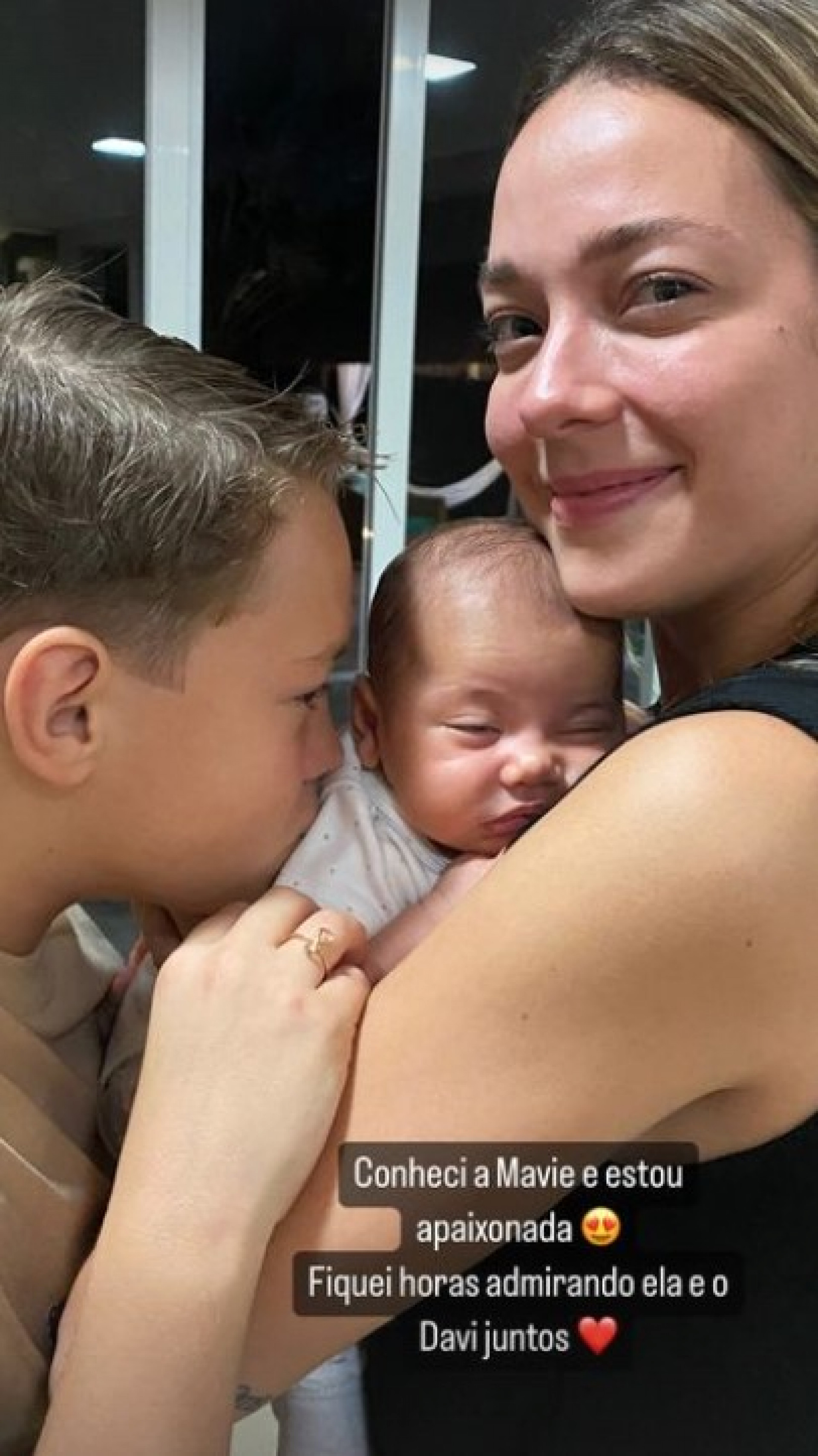 Dando um show de maturidade, Carol Dantas compartilhou em suas redes sociais que conheceu Mavie, filha mais nova de Neymar
 - Reprodu&ccedil;&atilde;o / Instagram