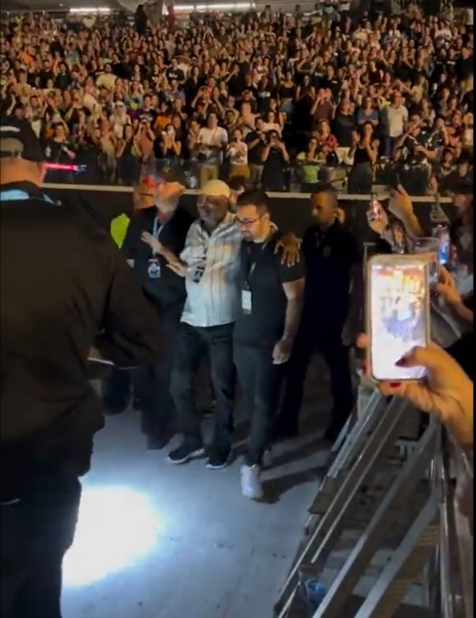 Milton Nascimento vai show de Paul McCartney - Reprodução de vídeo