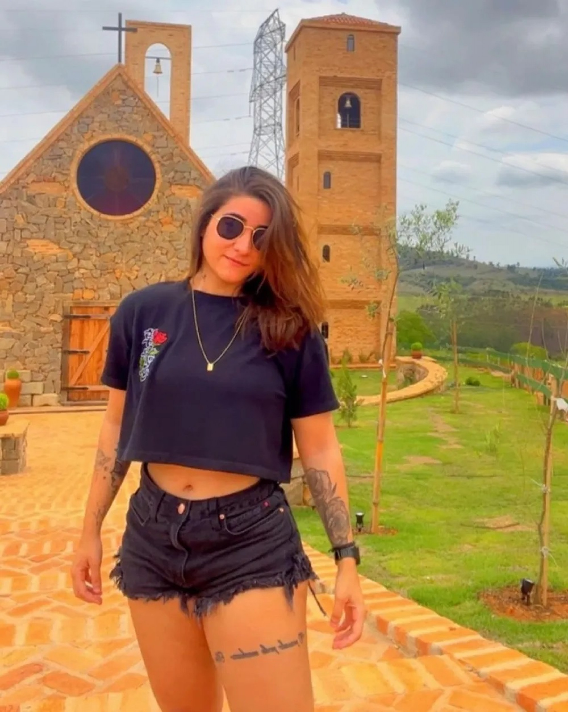 Raquel de Melo Pereira é moradora de Praia de Mauá, em Magé (RJ), e é acusada de aplicar furtos e estelionato em homens