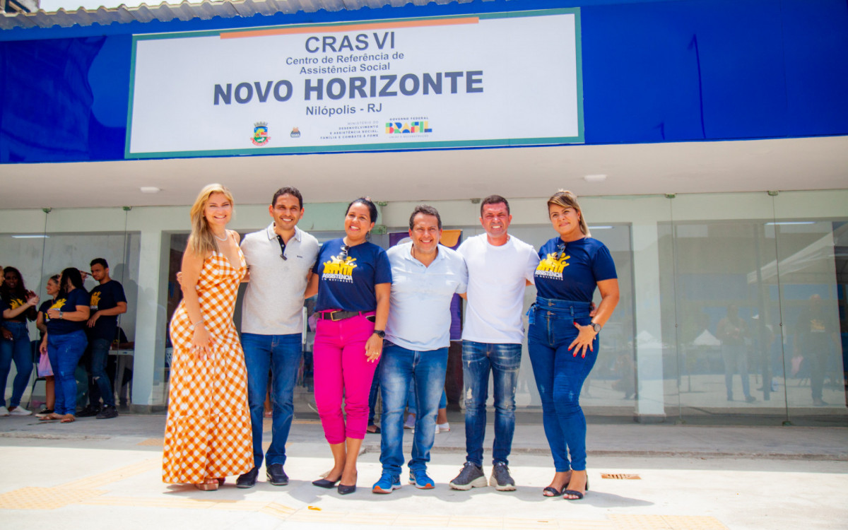O prefeito Abraãozinho, a vice professora Flávia, secretários, os deputados Ricardo Abrão e Rafael Nobre; a subsecretária de Desenvolvimento Social, Gisele Armada, e dos diretores dos CRAS, Wellington Gouveia (Sofia) e Marcus Coriolano (Novo Horizonte)