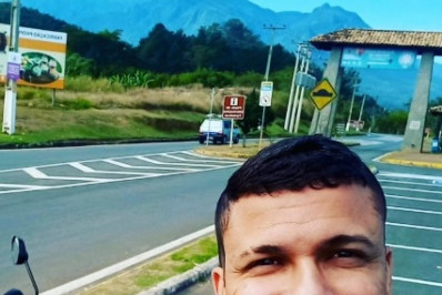 Mototaxista morto em tiroteio no Morro da Covanca é sepultado na Baixada