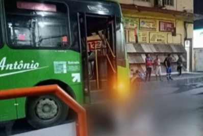 Idoso morre atropelado por ônibus e corpo permanece no local por mais de 12 horas
