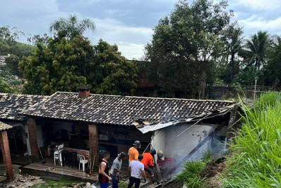 Parte de casa desaba após temporal em Porto Real