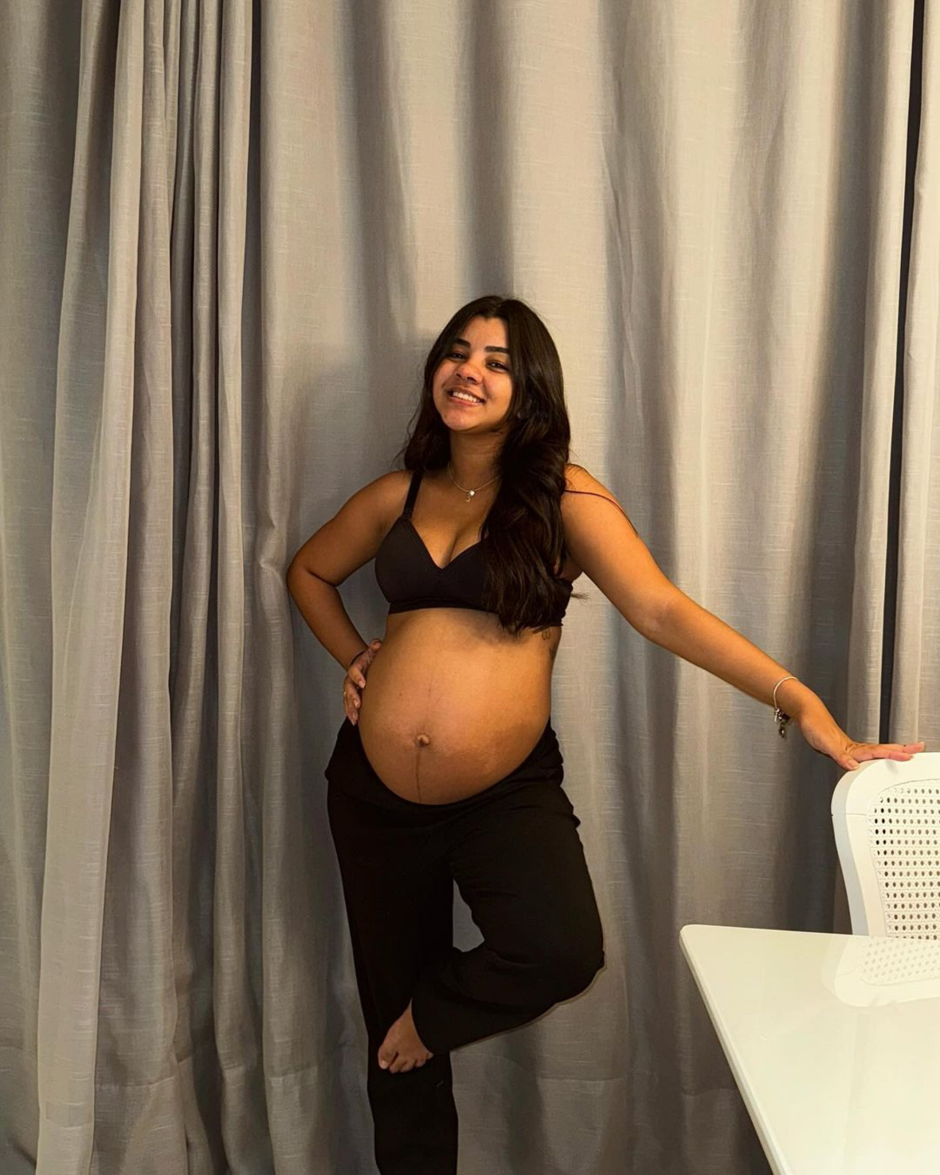 Ary Mirelle posta foto do barrigão na reta final da gravidez