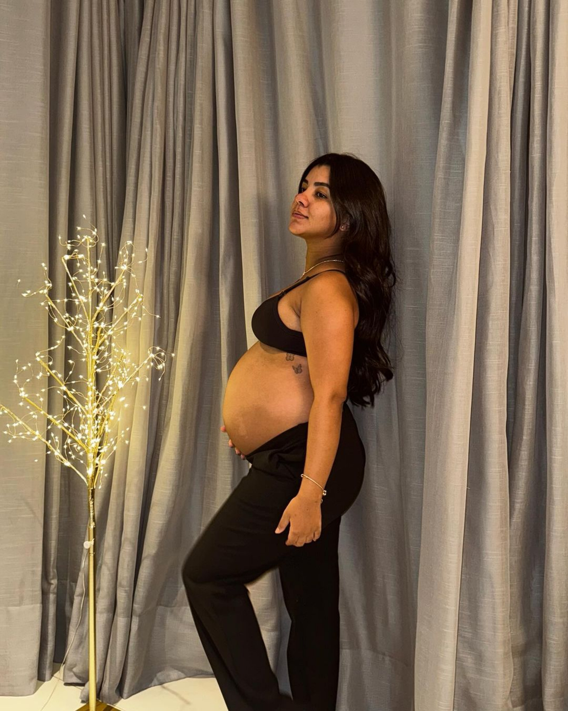 Ary Mirelle posta foto do barrigão na reta final da gravidez