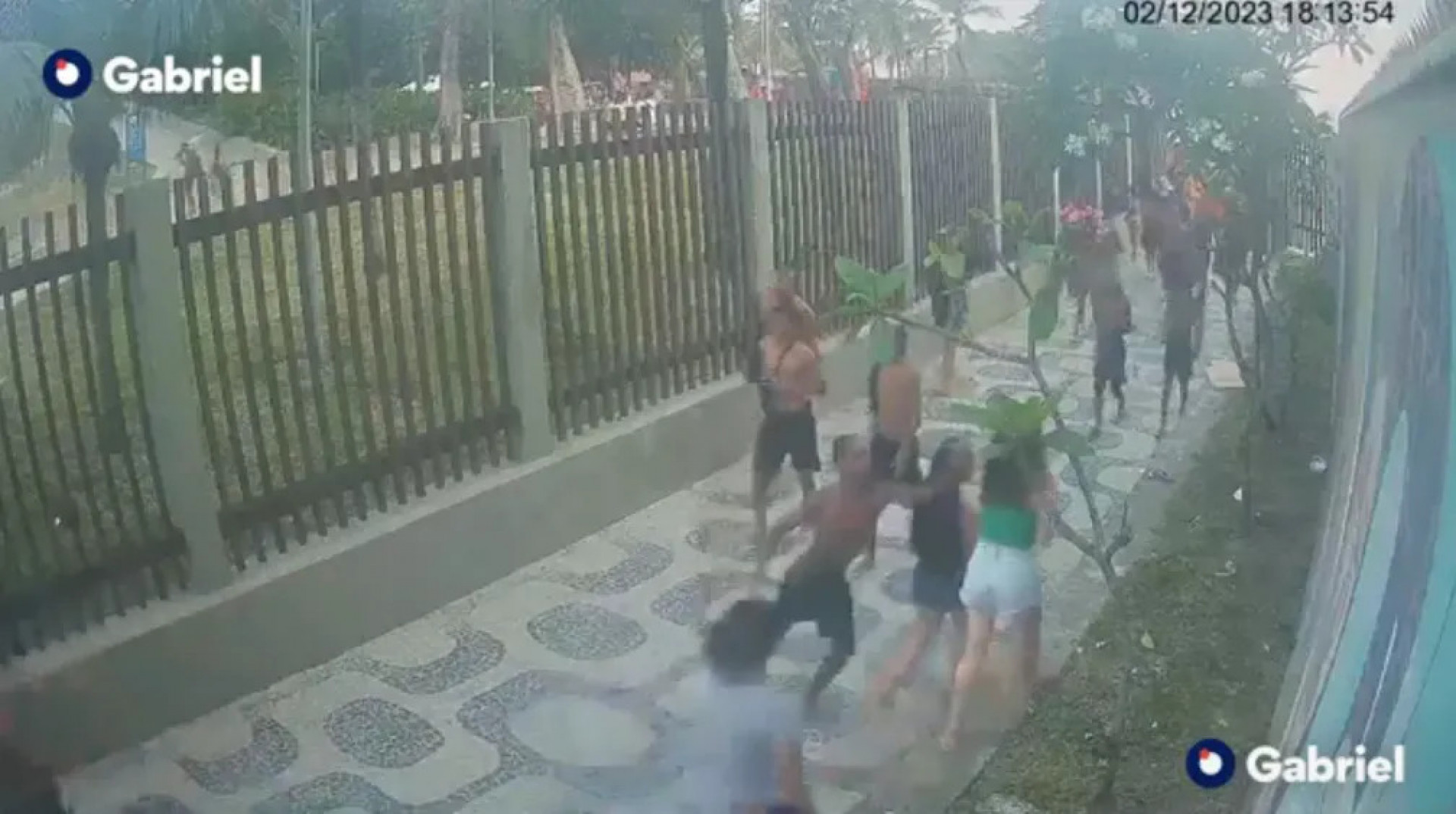 Nas imagens, pelo menos três mulheres tiveram seus pertences roubados pelo bando - Reprodução/Gabriel