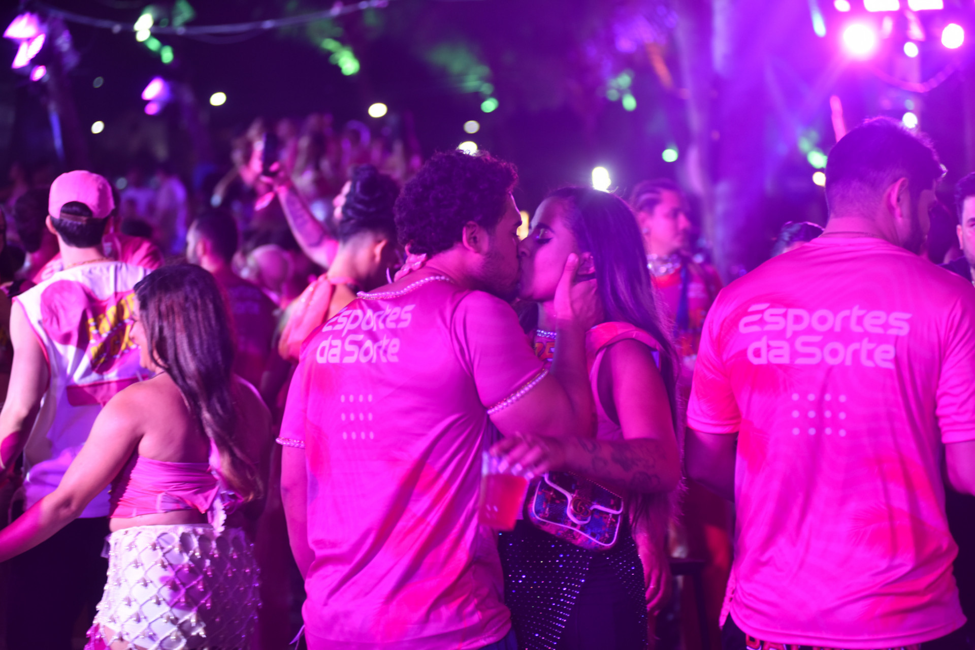 MC Loma beija muito na Farofa da Gkay - Leo Franco / Agnews