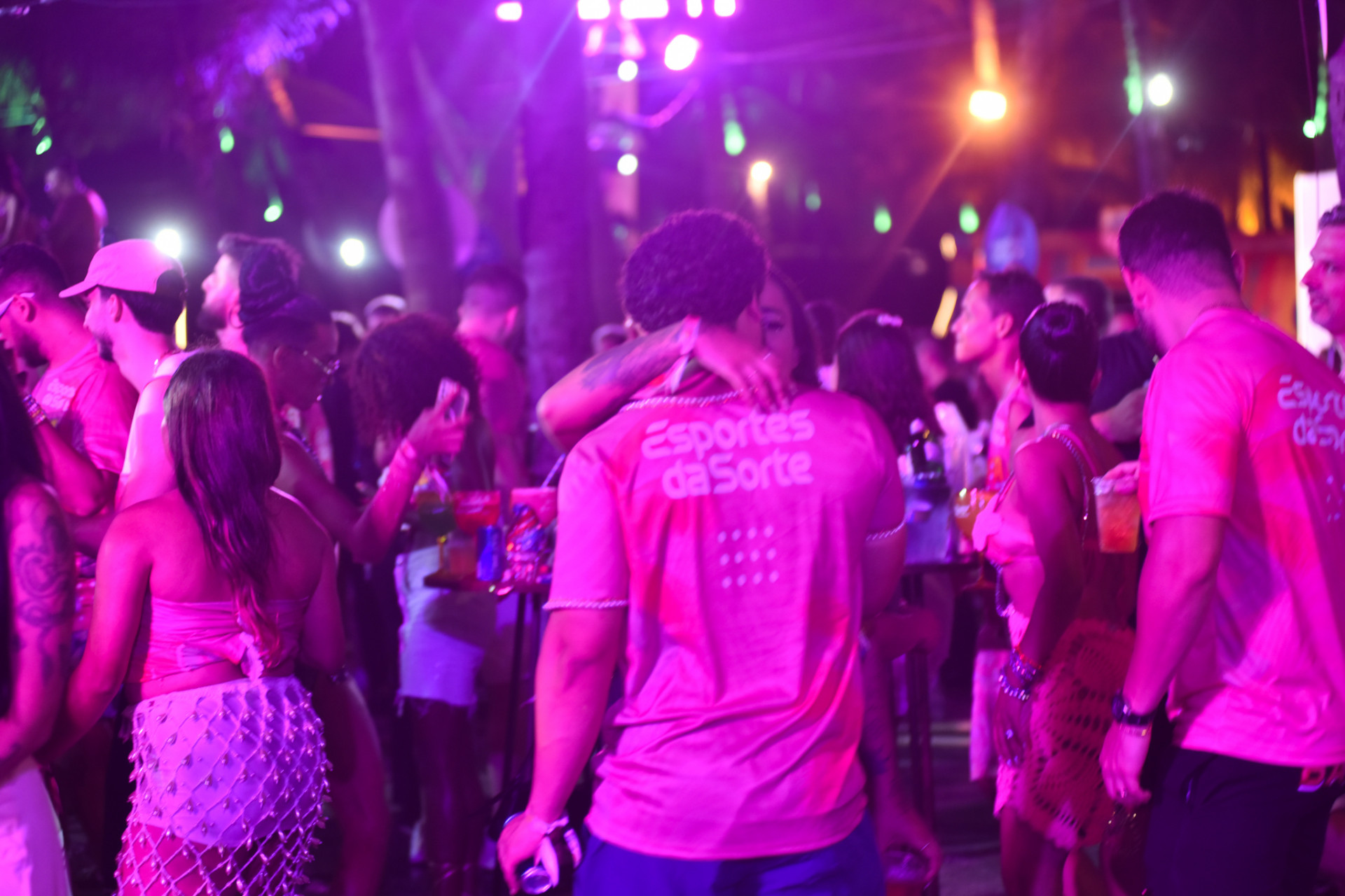 MC Loma beija muito na Farofa da Gkay - Leo Franco / Agnews