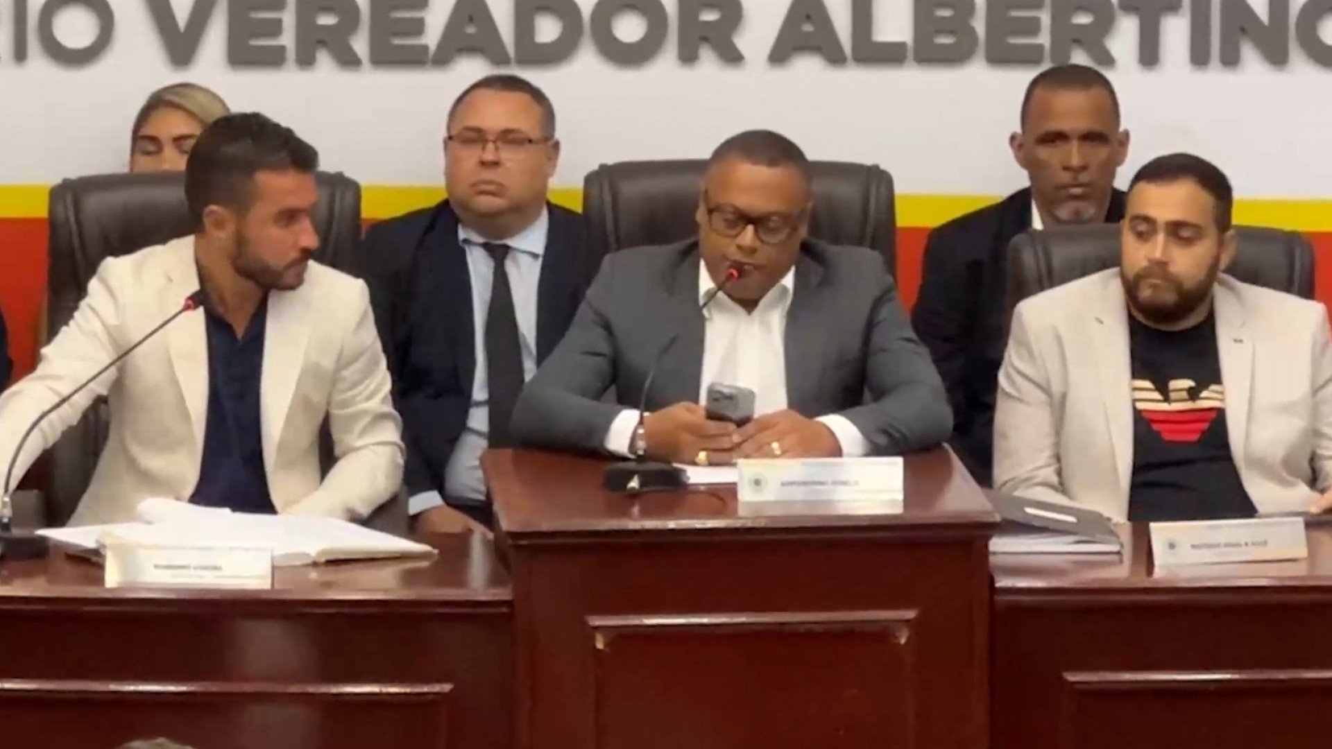 O presidente da Câmara Municipal, Armandinho Penelis (ao centro), destacou que os vereadores cumpriram o papel de legislar - Divulgação