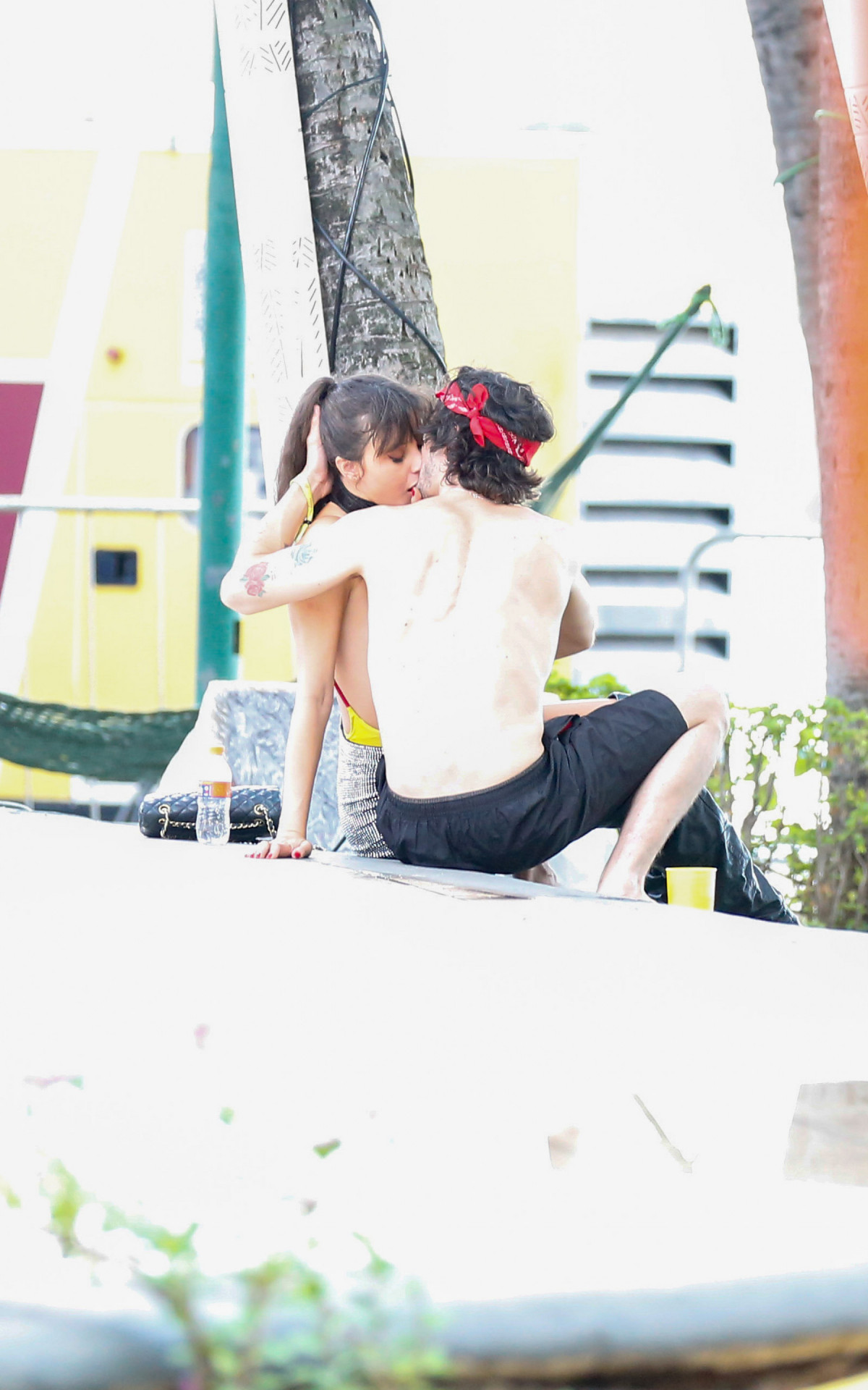 Fiuk é flagrado aos beijos com a influenciadora Talitha Diniz