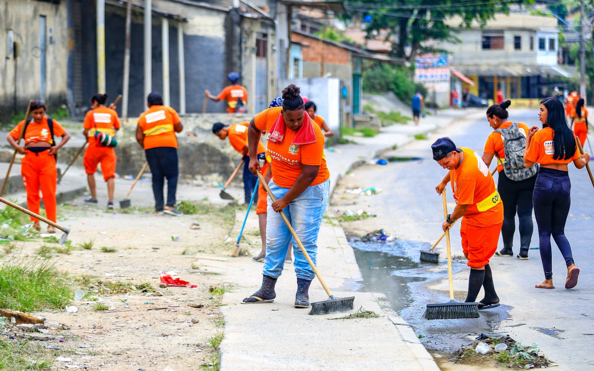 As equipes trabalharam firme em Santa Marta capinando e varrendo diversas ruas
