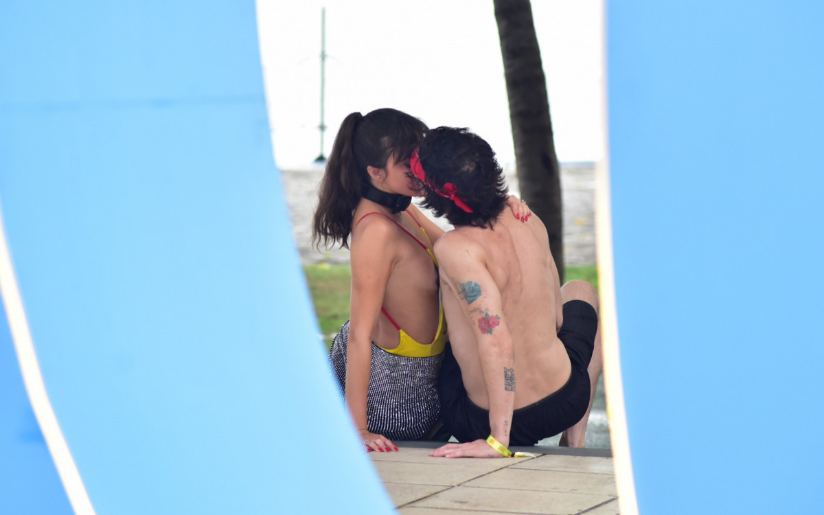 Fiuk beija a influenciadora Talitha Diniz na Farofa da Gkay