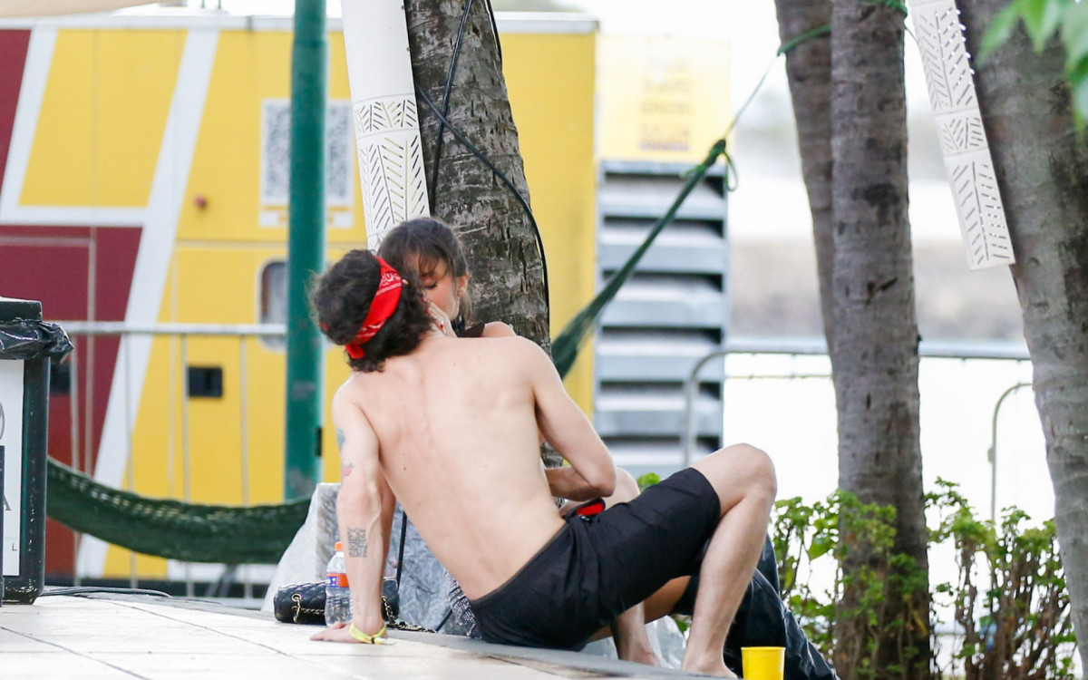 Fiuk é flagrado aos beijos com a influenciadora Talitha Diniz