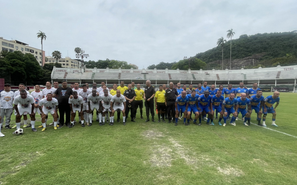 Os dois times formados antes da grande final nas Laranjeiras