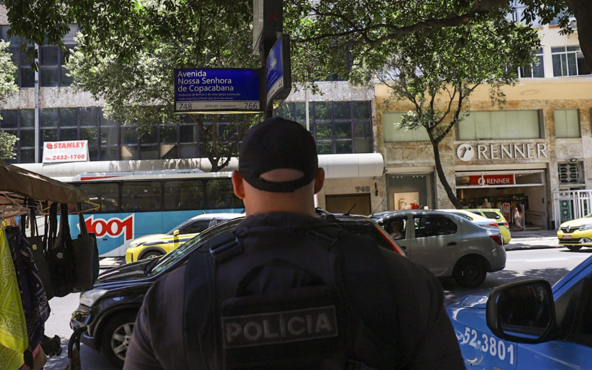 PMs reforçando a segurança após últimos casos de violência em Copacabana