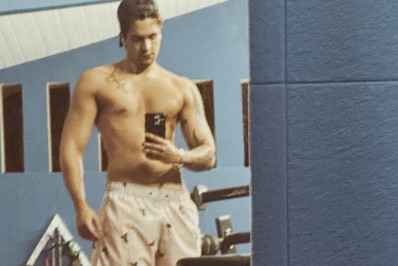 Sem camisa, Luan Santana exibe o corpo em forma e ganha elogios