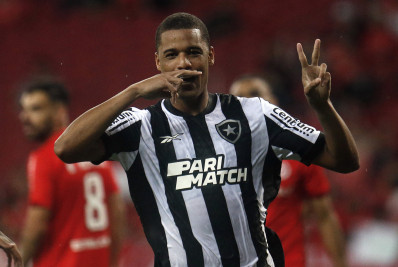 Botafogo encaminha a saída de três jogadores para clubes brasileiros