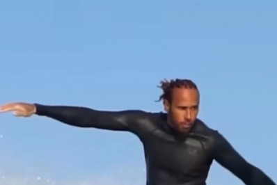 Multitarefas! Lewis Hamilton impressiona ao publicar vídeo surfando