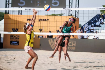 Dupla brasileira vence dois jogos e fica perto da semifinal do Finals de vôlei de praia