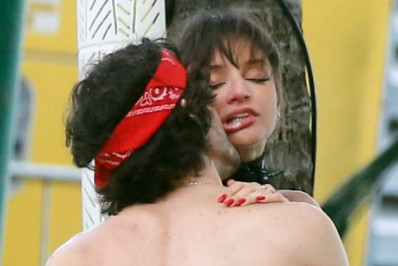 Clima quente! Fiuk beija influenciadora na Farofa da Gkay