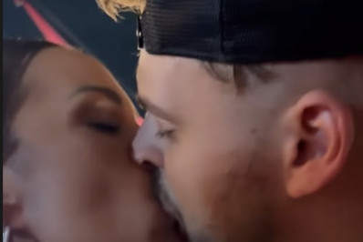 Valesca Popozuda troca beijos com influenciador na Farofa da Gkay