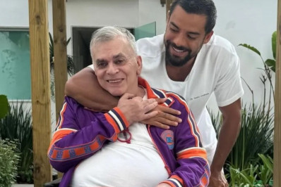 Meses após queda, Walcyr Carrasco surge de cadeira de rodas