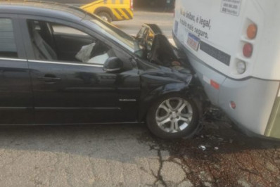 Acidente entre ônibus e carro em Cabo Frio