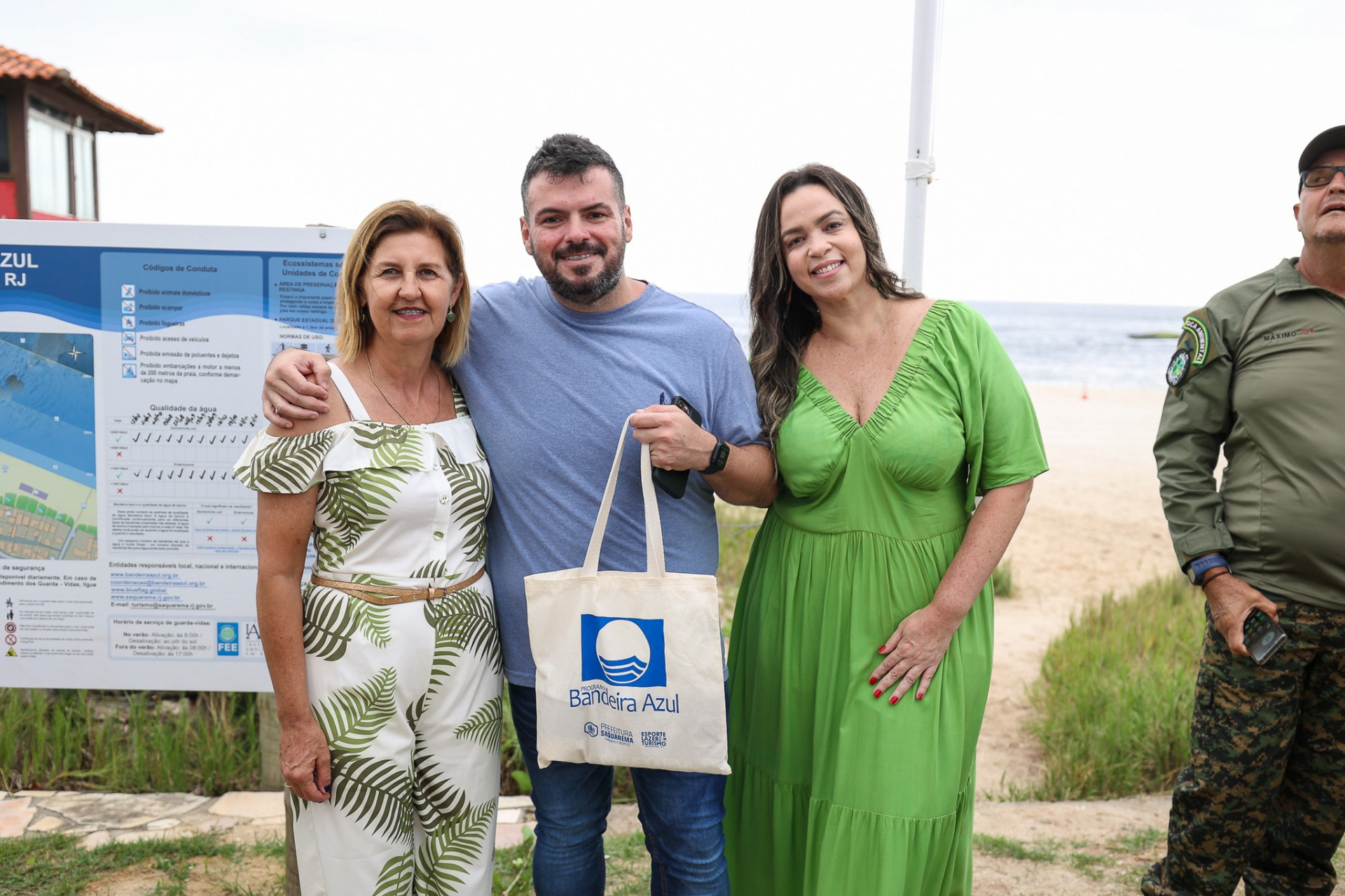 Prefeitura de Saquarema realizou o hasteamento da Bandeira Azul, considerado o maior selo global de Praia Sustentável - Divulgação