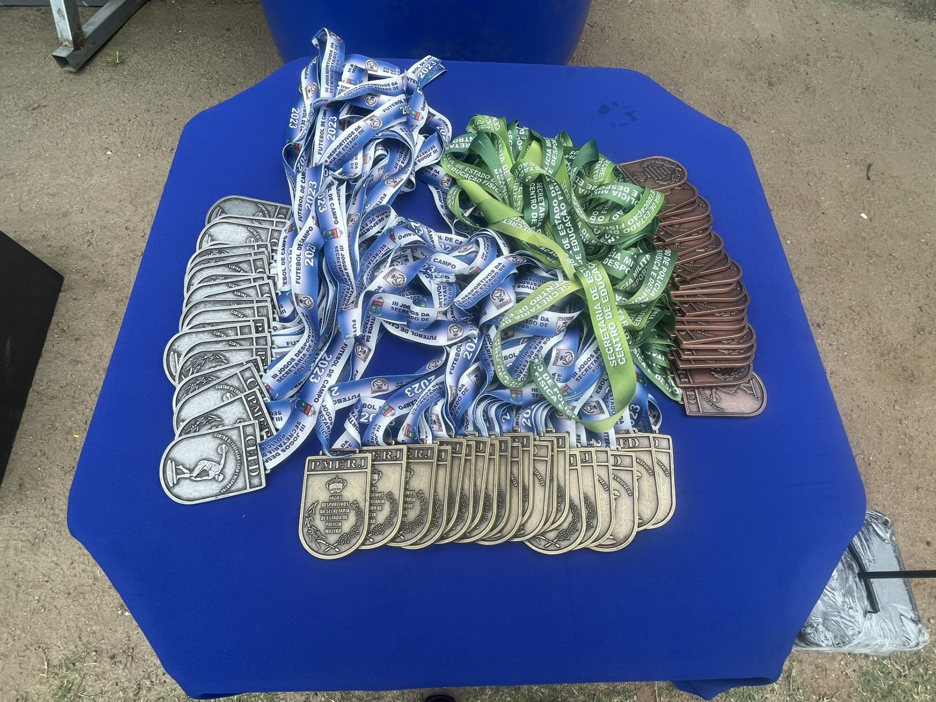 As medalhas entregues aos tr&ecirc;s times primeiros colocados na Copa PMERJ - Divulga&ccedil;&atilde;o / Pmerj