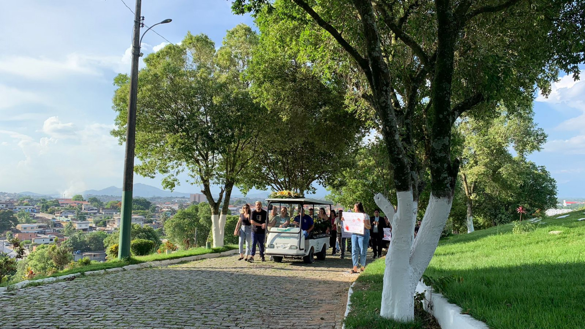 No local, parentes e amigos prestaram homenagens a Leonardo, no entanto, o clima de revolta pela morte do jovem prevaleceu - Tatiane Siqueira/Agência O DIA