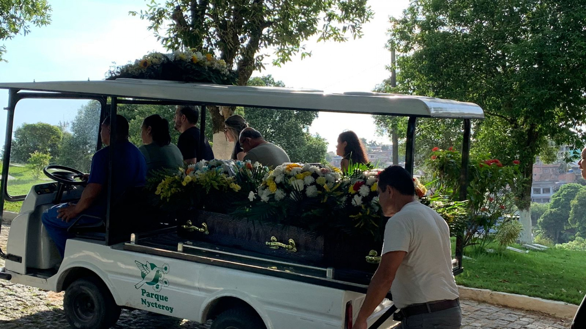 No local, parentes e amigos prestaram homenagens a Leonardo, no entanto, o clima de revolta pela morte do jovem prevaleceu - Tatiane Siqueira/Agência O DIA