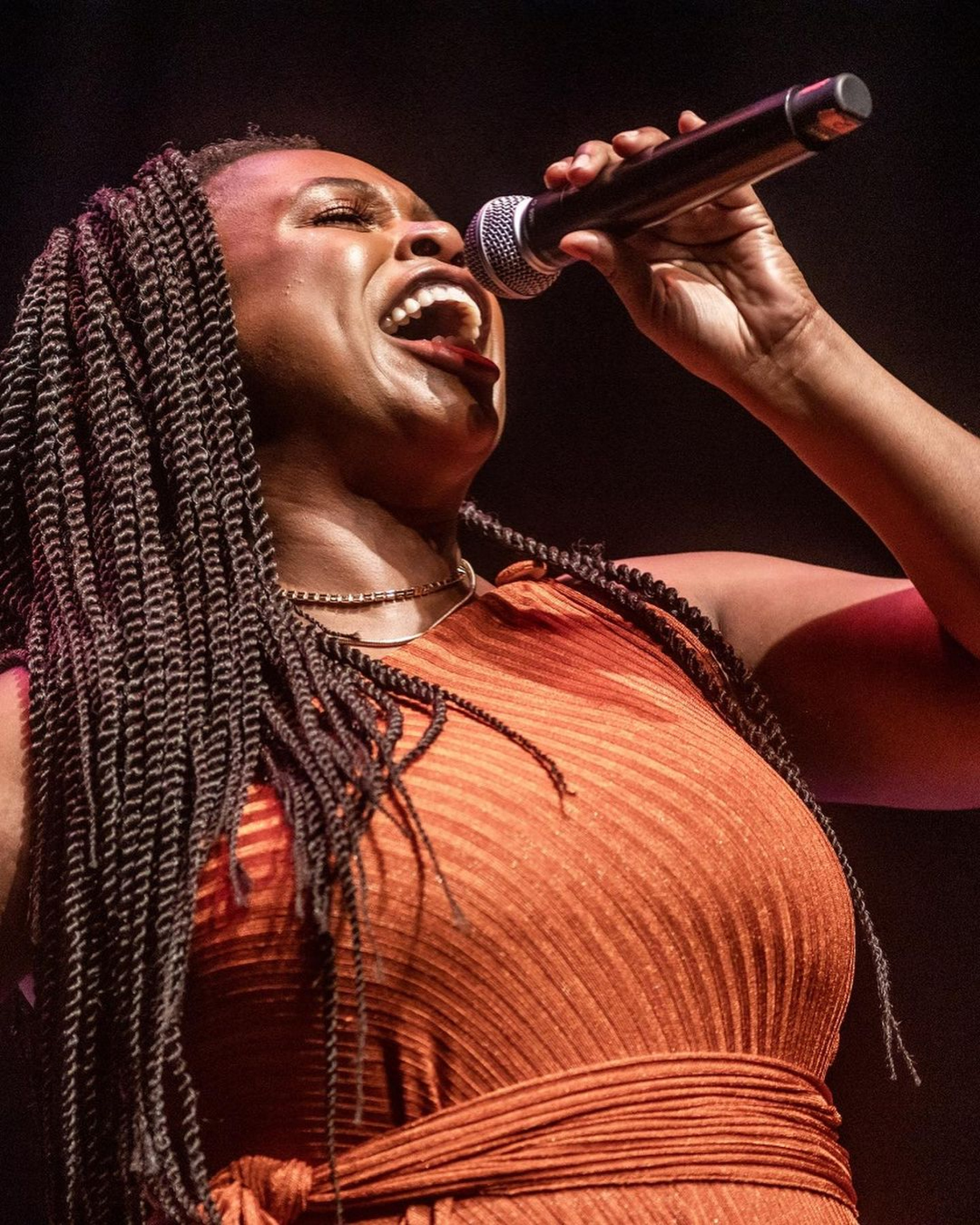 A atriz Letícia Soares é conhecida por seus trabalhos no teatro musical - Reprodução/Instagram