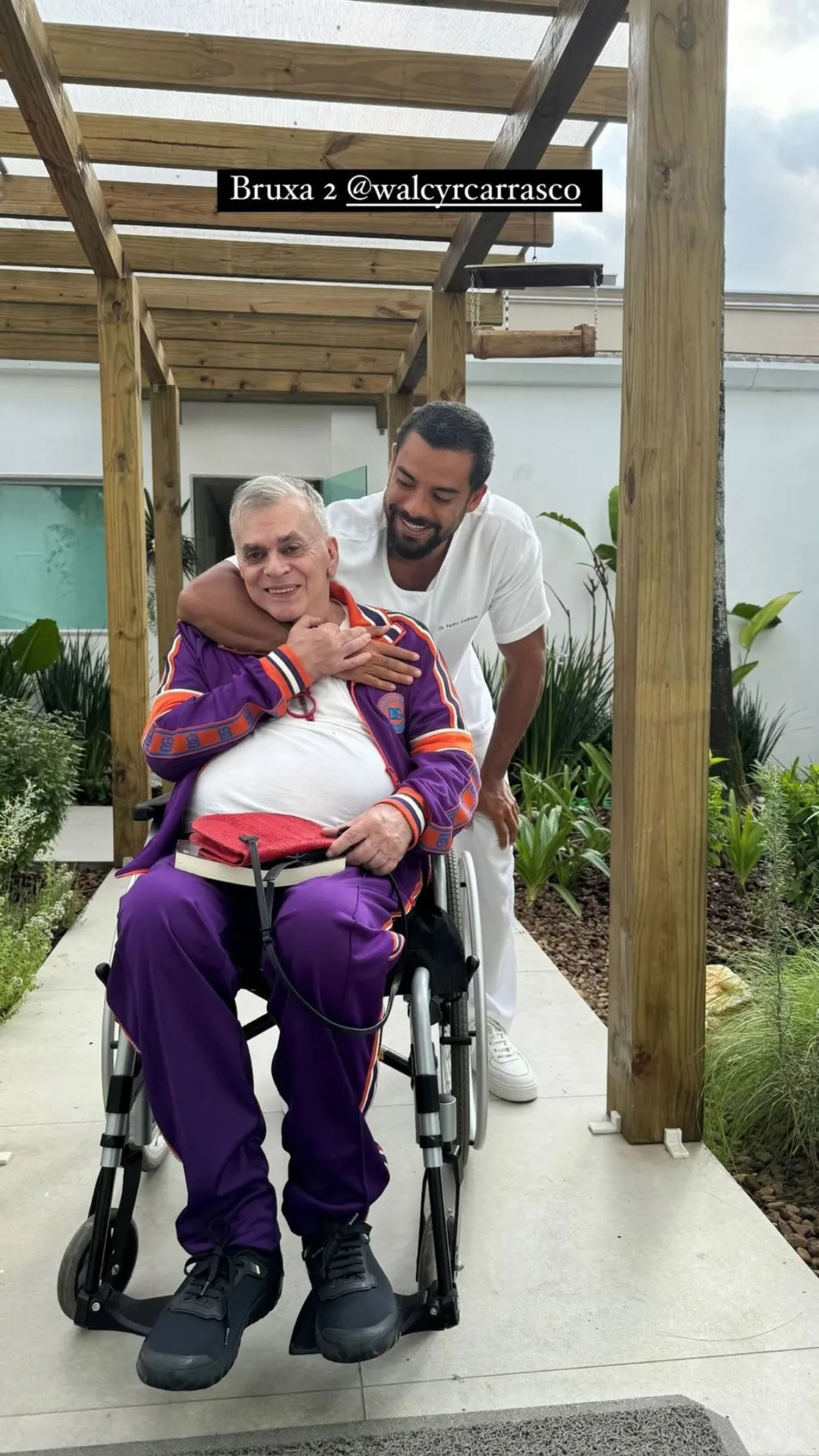 Walcyr Carrasco aparece usando cadeira de rodas nas redes sociais - Reprodução Internet