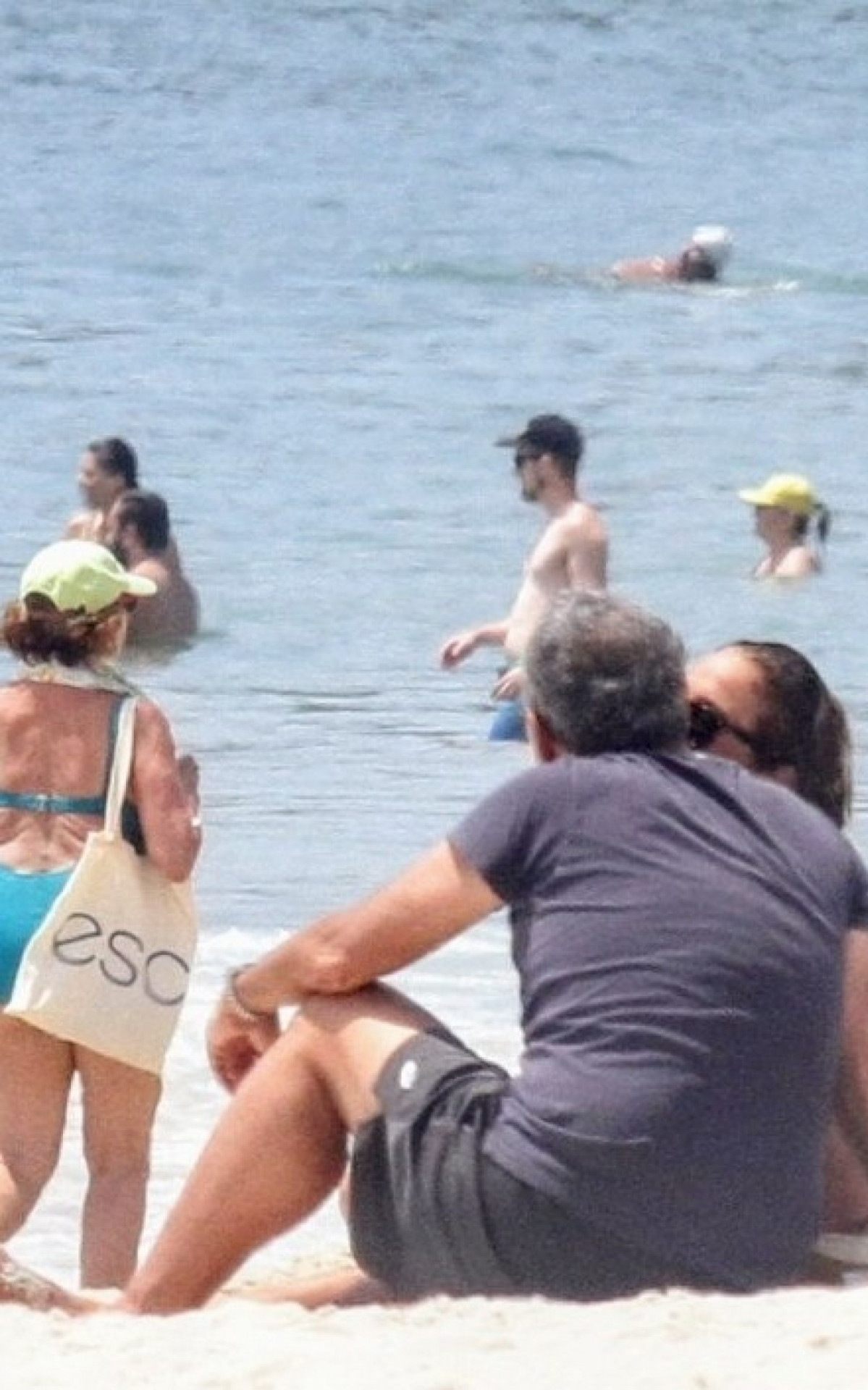 Andrea Beltrão aproveita praia ao lado do marido, o diretor Maurício Farias