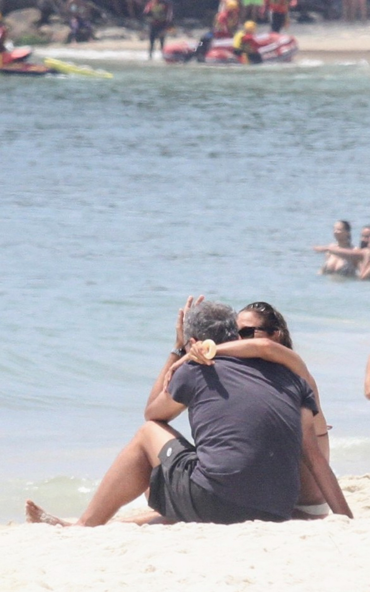 Andrea Beltrão aproveita praia ao lado do marido, o diretor Maurício Farias