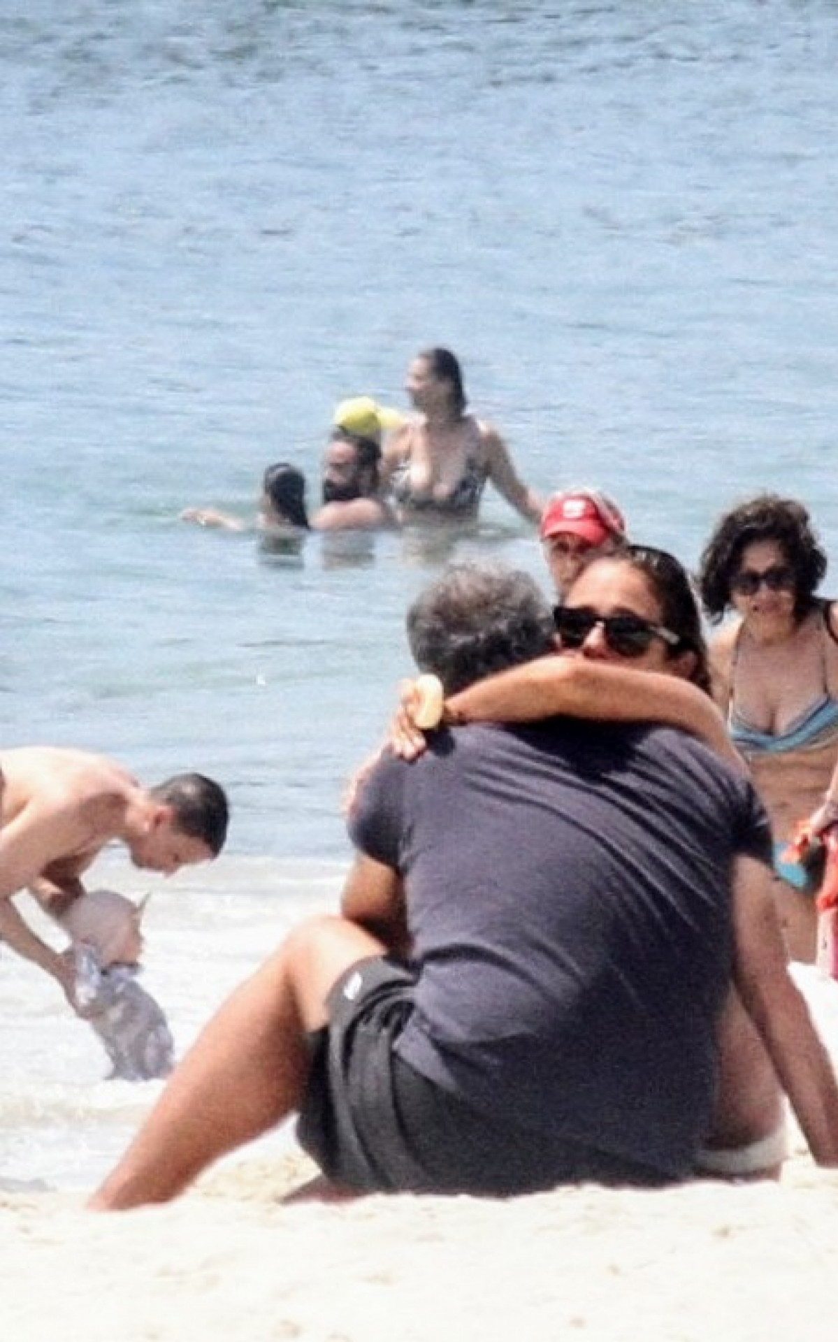 Andrea Beltrão aproveita praia ao lado do marido, o diretor Maurício Farias - Dan Delmiro / AgNews