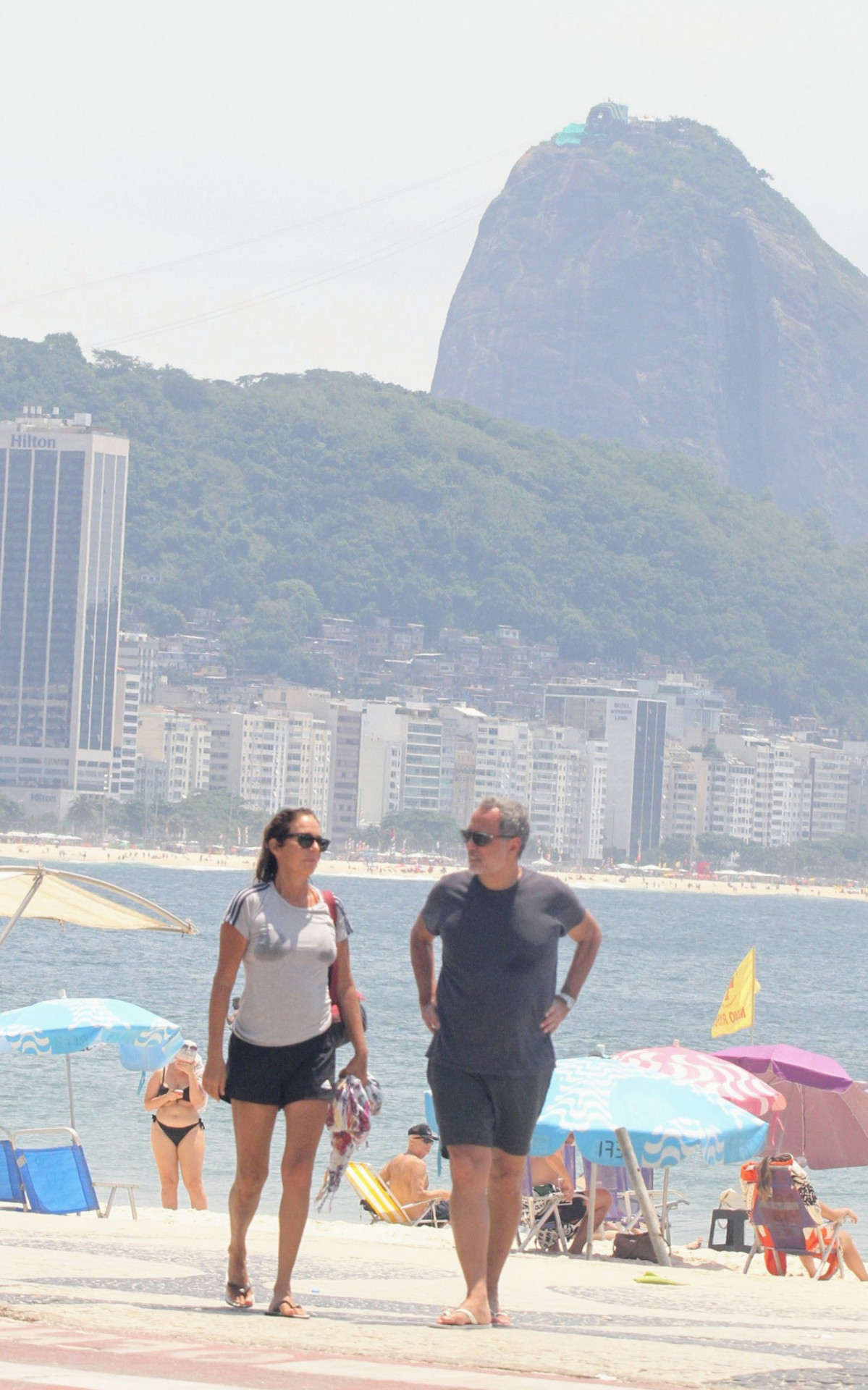 Andrea Beltrão aproveita praia ao lado do marido, o diretor Maurício Farias