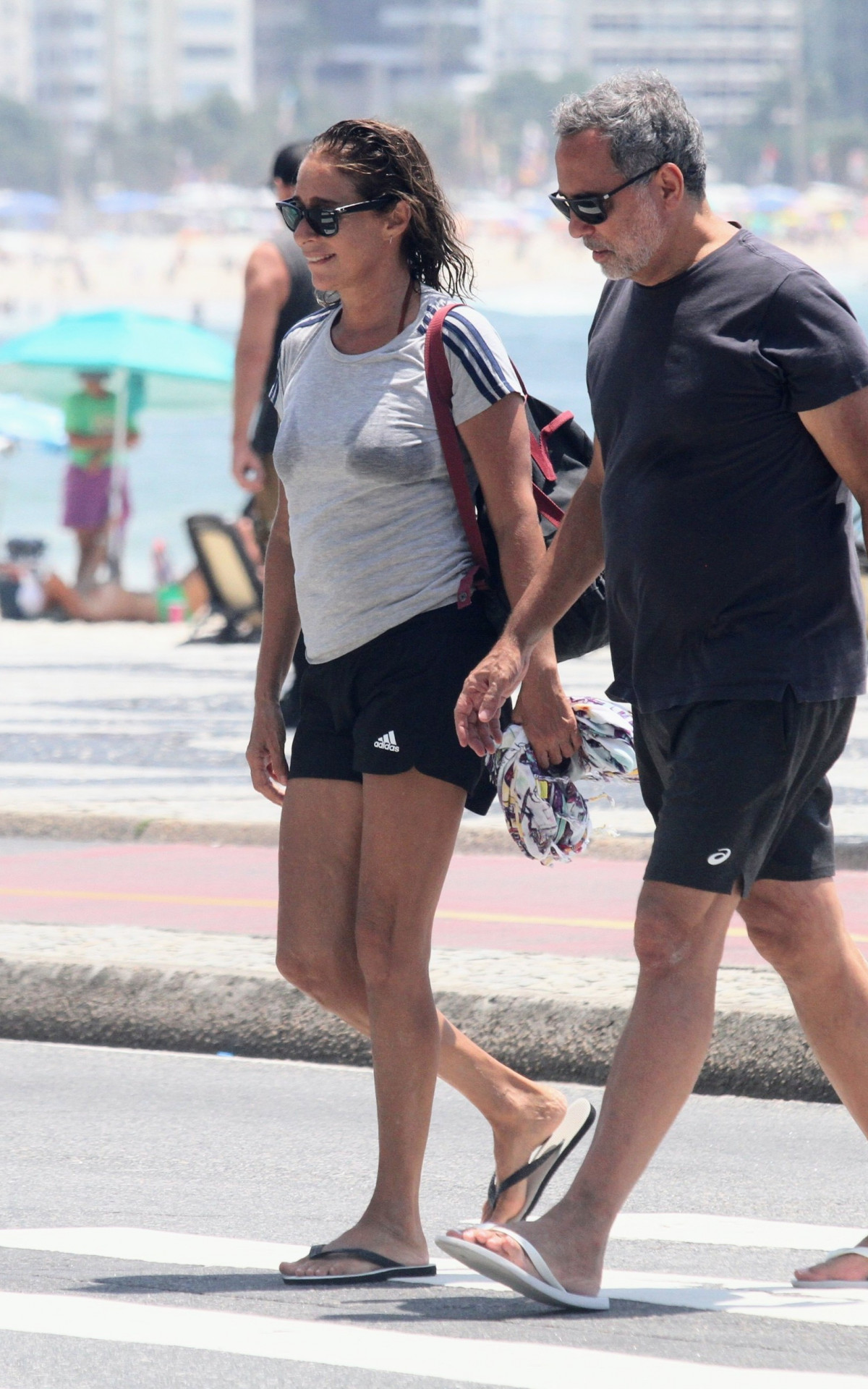 Andrea Beltrão aproveita praia ao lado do marido, o diretor Maurício Farias