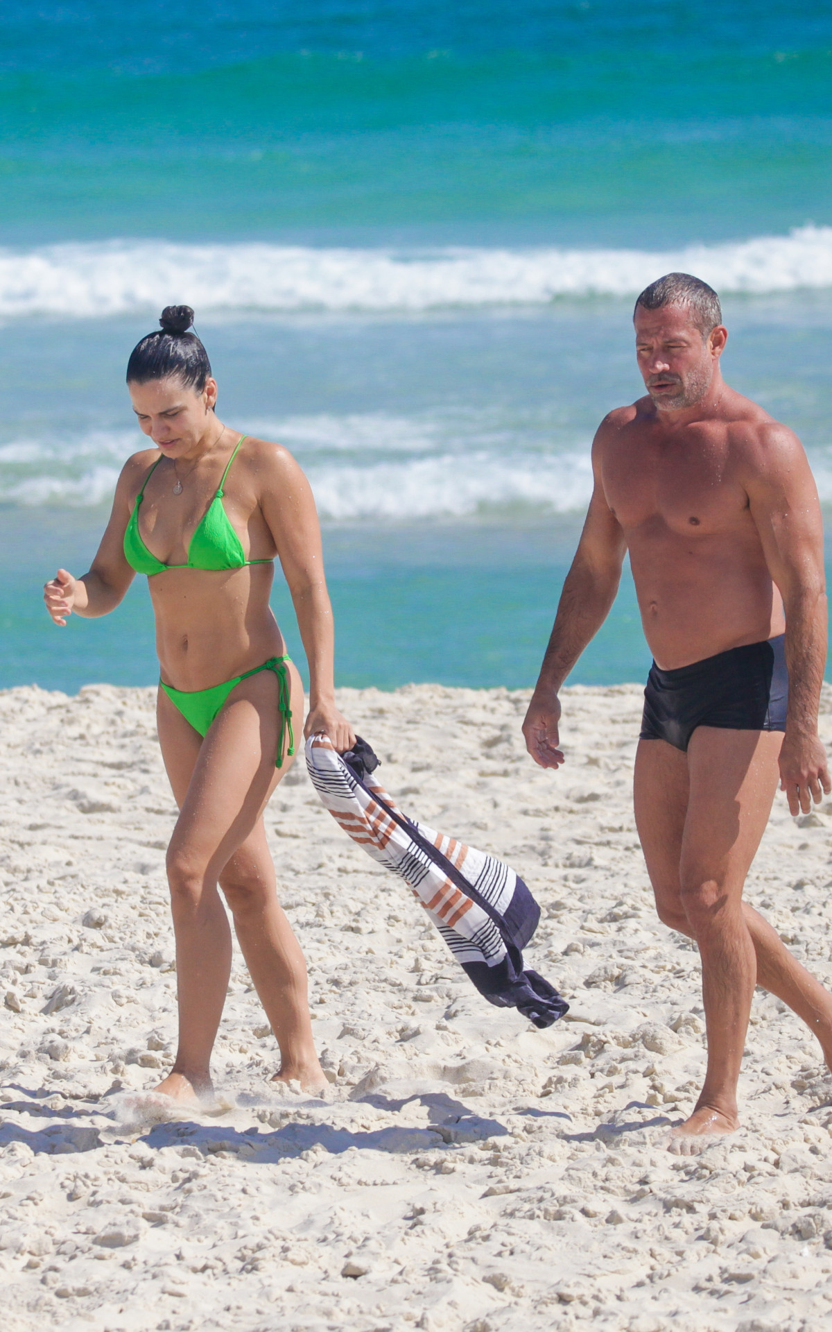 Malvino Salvador e Kyra Gracie foram vistos na Praia da Barra da Tijuca