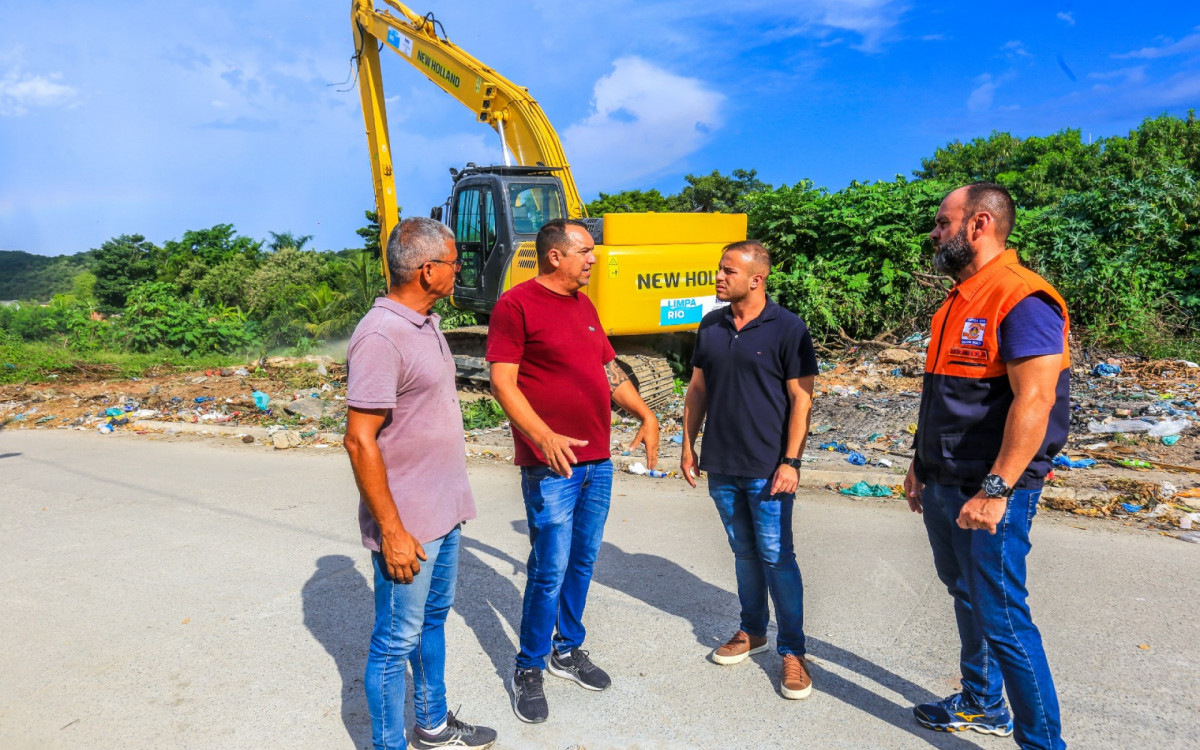 Paulo Luna (segundo da esquerda para a direita) explica a Matheus Carneiro e Alberto Vieira como será a limpeza