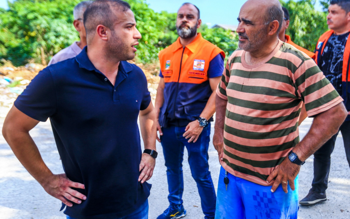 O secretário Matheus Carneiro conversou com moradores sobre a limpeza do rio Botas