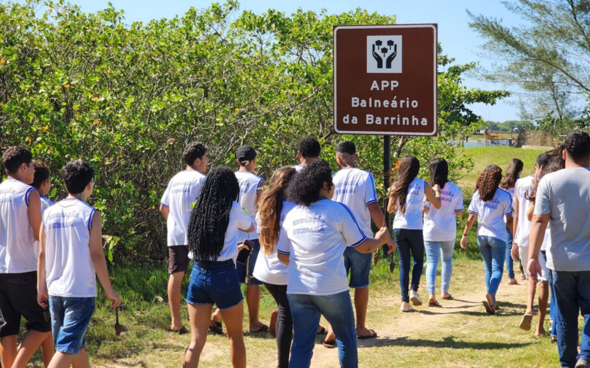 Quissamã realiza ação ambiental e plantio de mudas no manguezal de Barra do Furado - Foto: Divulgação