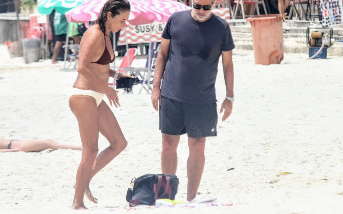 Andrea Beltrão aproveita praia ao lado do marido, o diretor Maurício Farias