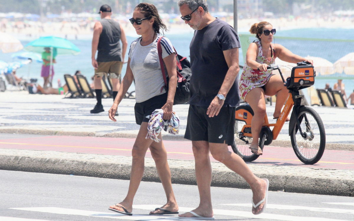 Andrea Beltrão aproveita praia ao lado do marido, o diretor Maurício Farias