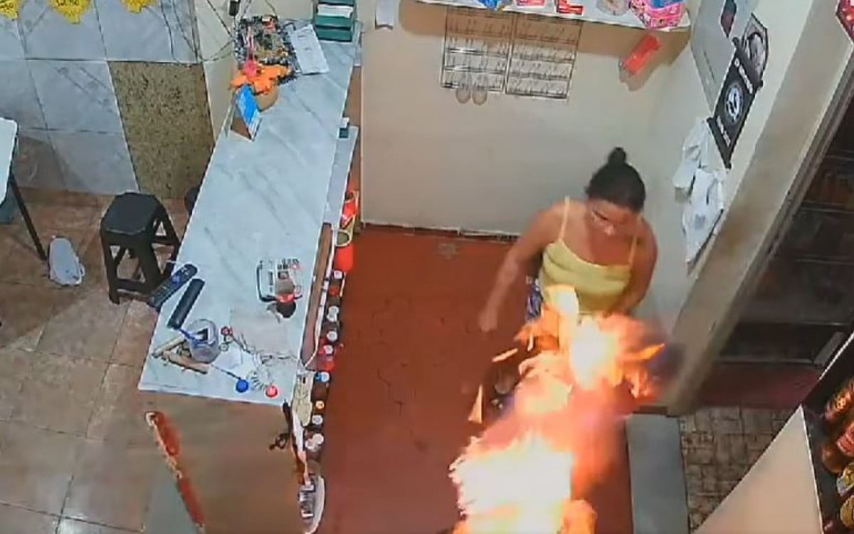 O homem ficou com o corpo em chamas - Reprodução de vídeo